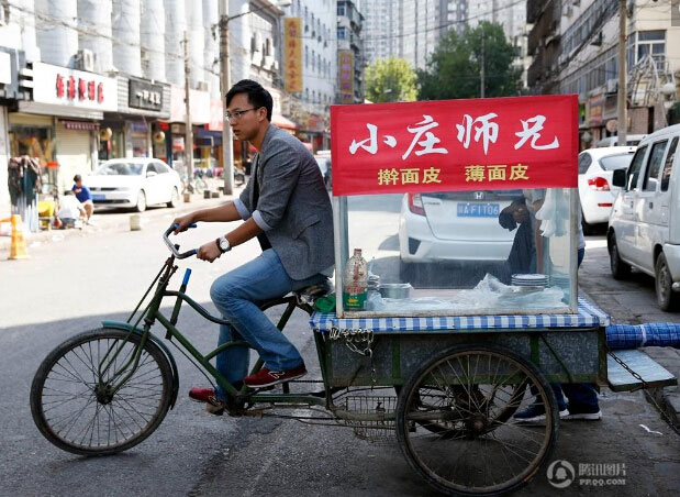 80后涼皮哥莊棟:放棄世界500強公司高管蹬三輪創業 80后涼皮哥莊棟:放棄世界500強公司高管蹬三輪創業