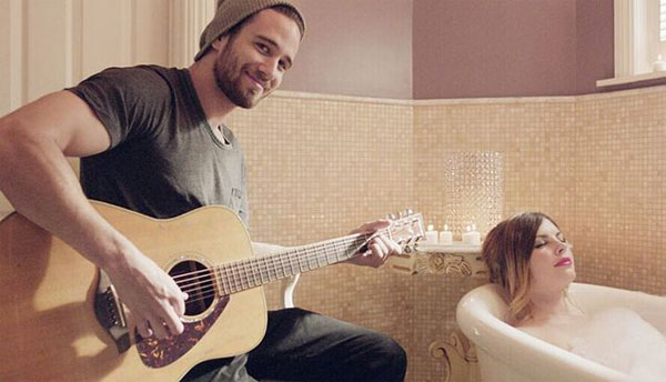 還可以彈著吉他唱《小蘋果》給你聽 還可以彈著吉他唱《小蘋果》給你聽