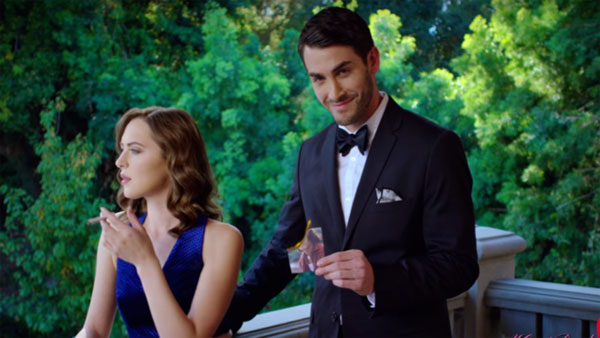 當你失戀的時候,他可以用前男友的照片幫你點煙,順便拍照氣死前男友 當你失戀的時候,他可以用前男友的照片幫你點煙,順便拍照氣死前男友