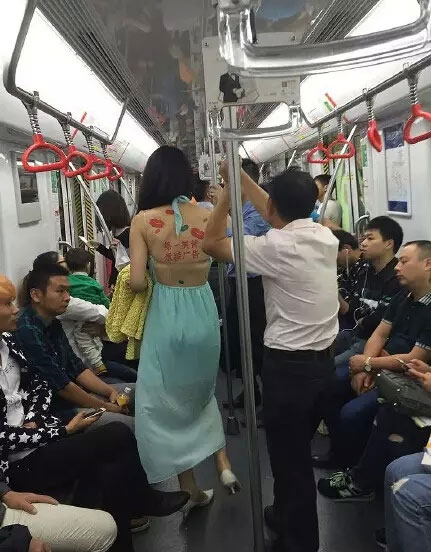 背上寫著“第一美背,承接廣告” 背上寫著“第一美背,承接廣告”