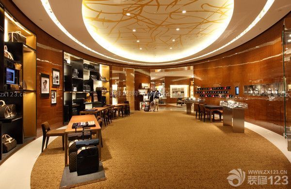 服裝店的裝修注重寬敞的空間